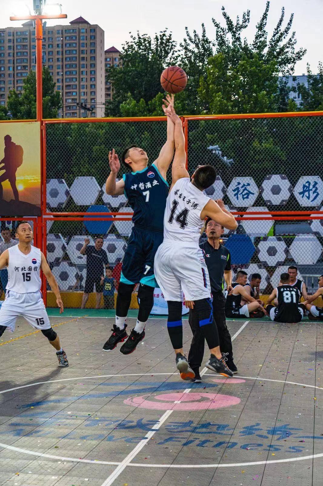 关于对战场上激情飞扬，选手稳扎稳打智斗赢得掌声的信息