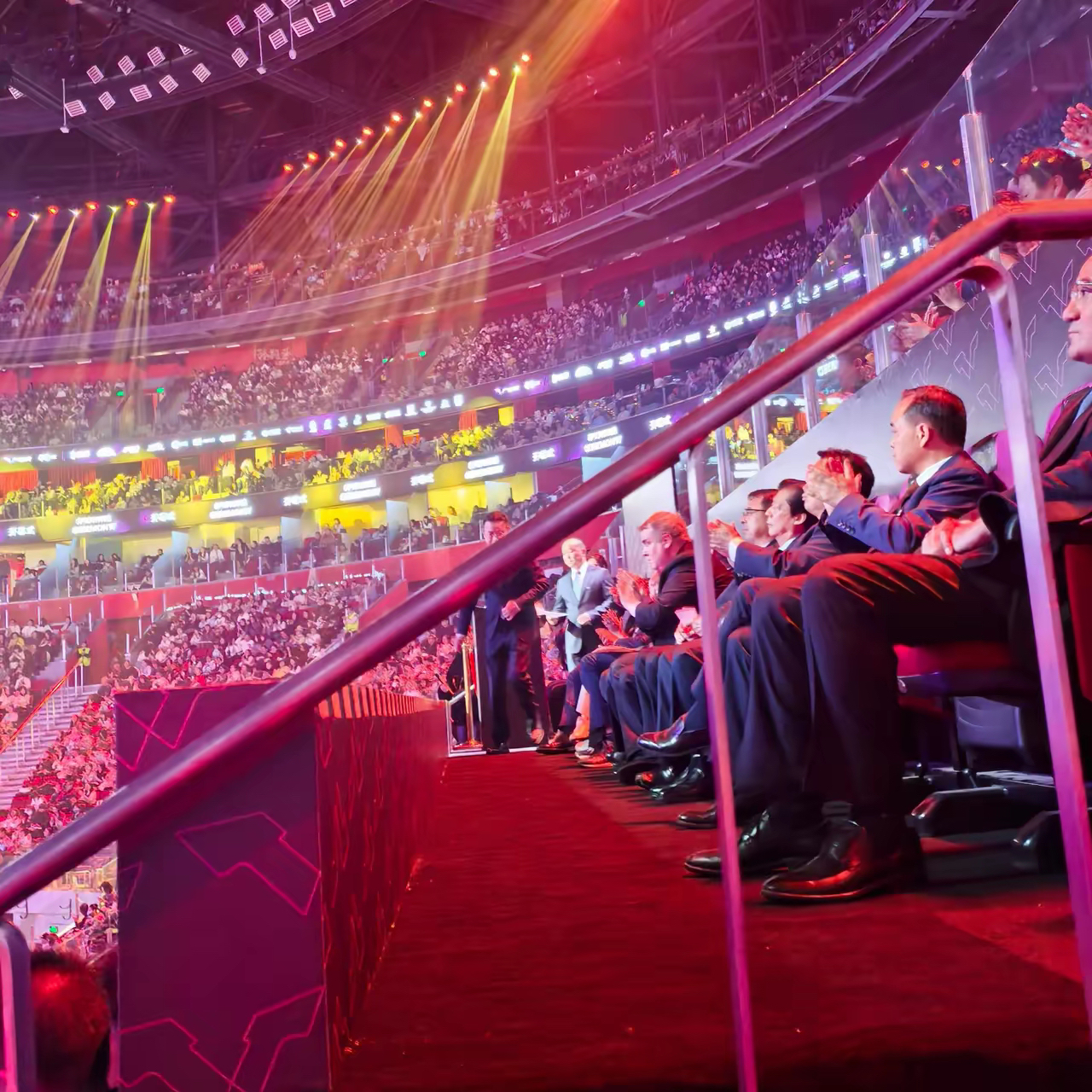 关于球员盛装出场，球场人气爆棚精彩连连的信息